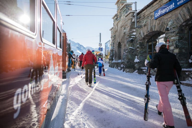 skiers-at-peak-gornergrad-zermatt-ski-resort