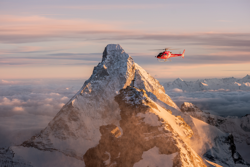 matterhorn-mit-air-zermatt-helikopter-winter-sonnenaufgang