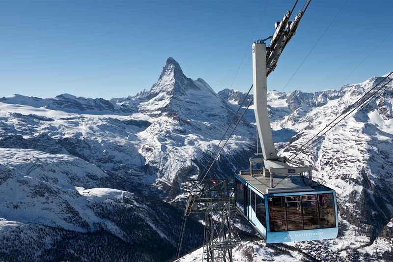 Gondelbahn-Rothorn-Skigebiet-mit Sicht-auf-Matterhorn