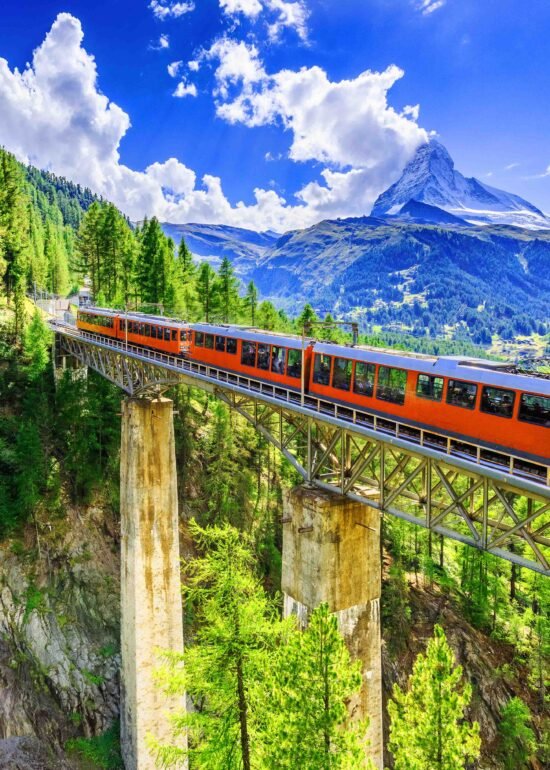 Ansicht der Gornergratbahn im Frühling mit Sicht auf das Matterhorn