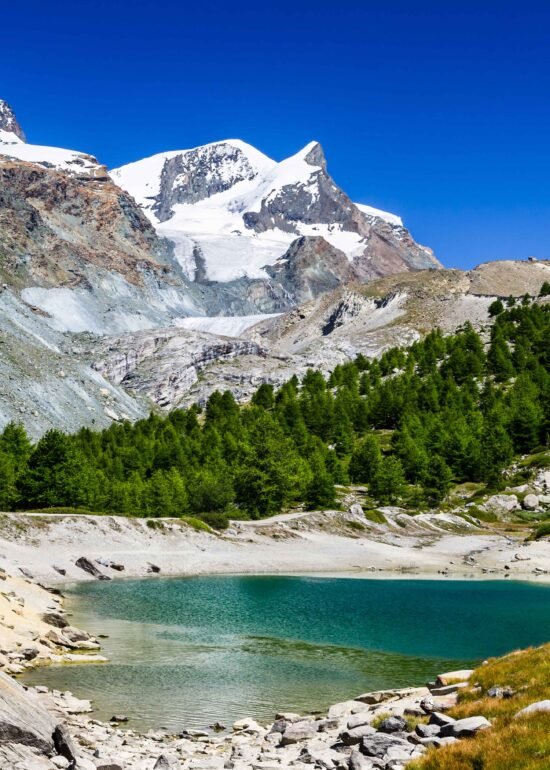 Sicht auf den Grünsee in Zermatt als Teil der 5-Seen-Wanderung