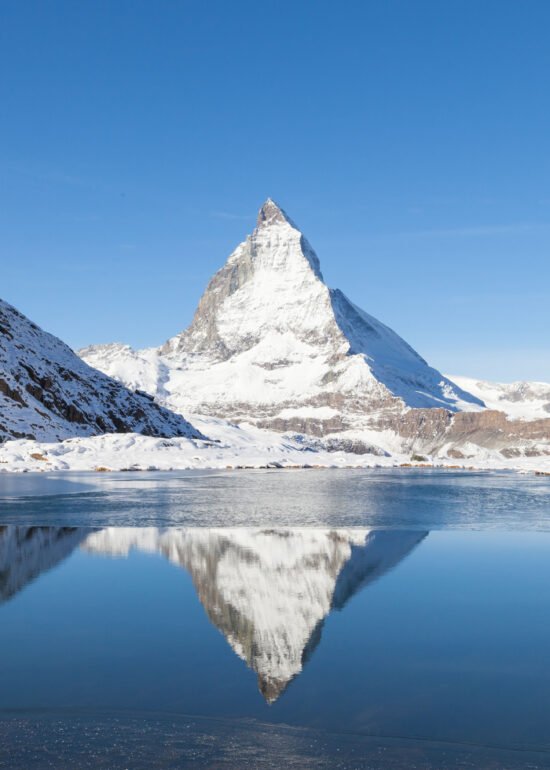 Sicht auf den Riffelsee und das Matterhorn im Winter