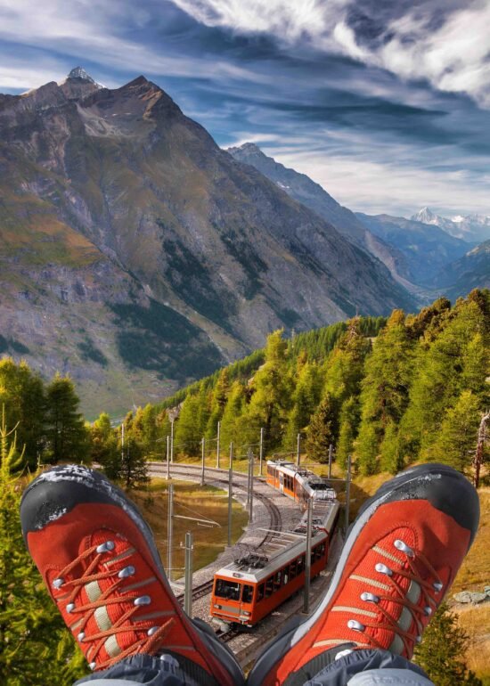 Wanderschuhe und Aussicht auf die Gornergratbahn